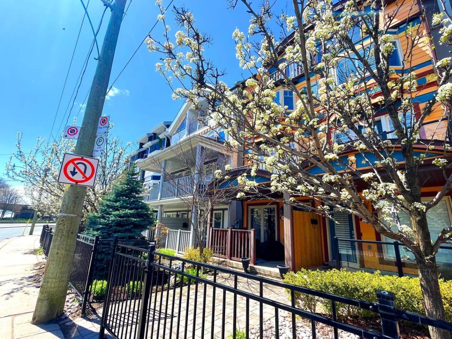 Stunning Rooms In Townhouse Across The Beach Toronto Exterior photo